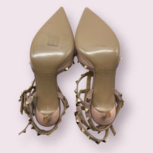 Load image into Gallery viewer, VALENTINO Rockstuds Pumps
